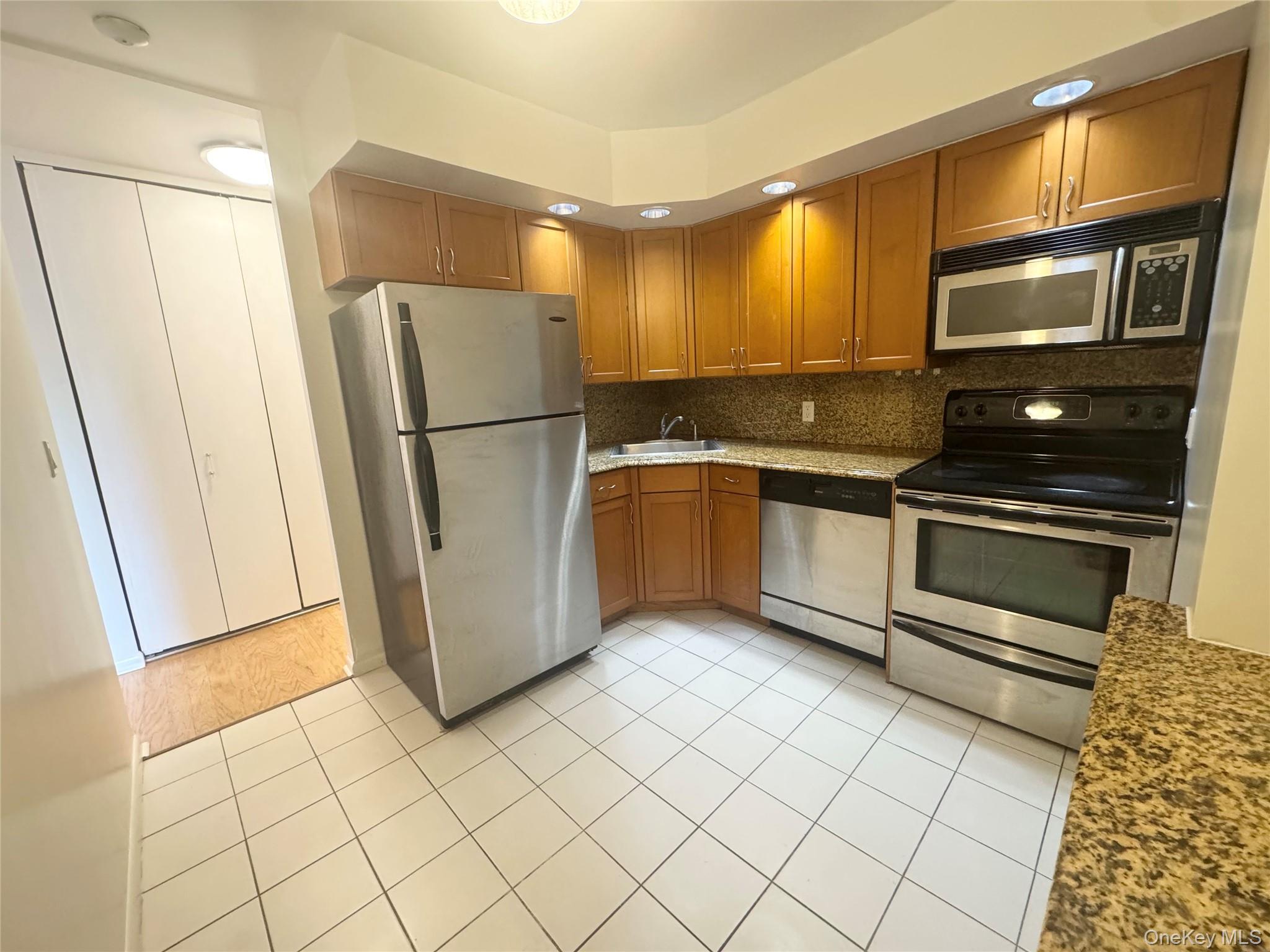 141 Great Neck Road 3f Property Photo 12