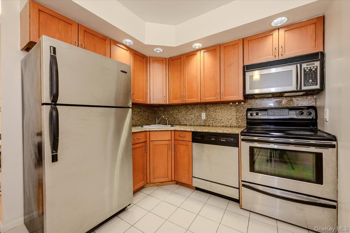 141 Great Neck Road 3f Property Photo 12