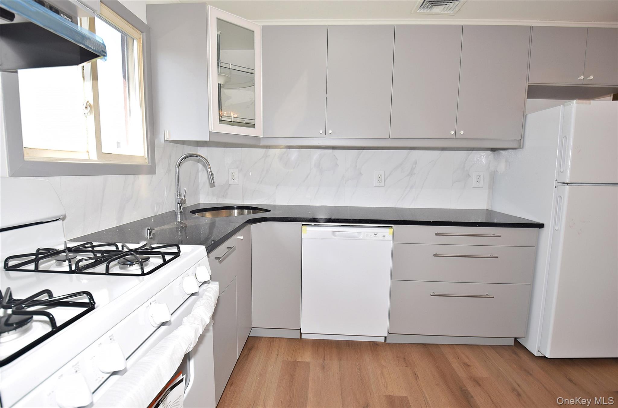855 Surf Street Property Photo 6