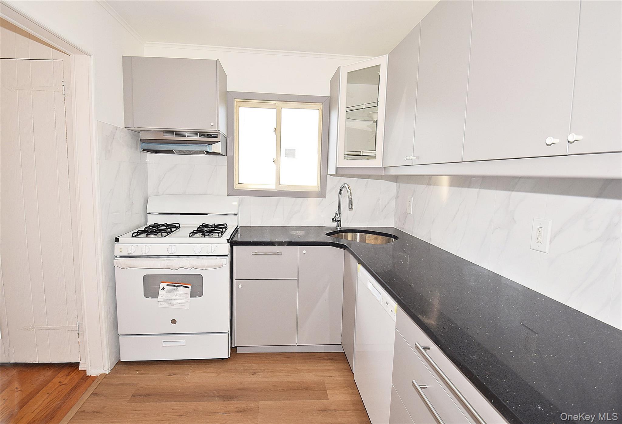 855 Surf Street Property Photo 7