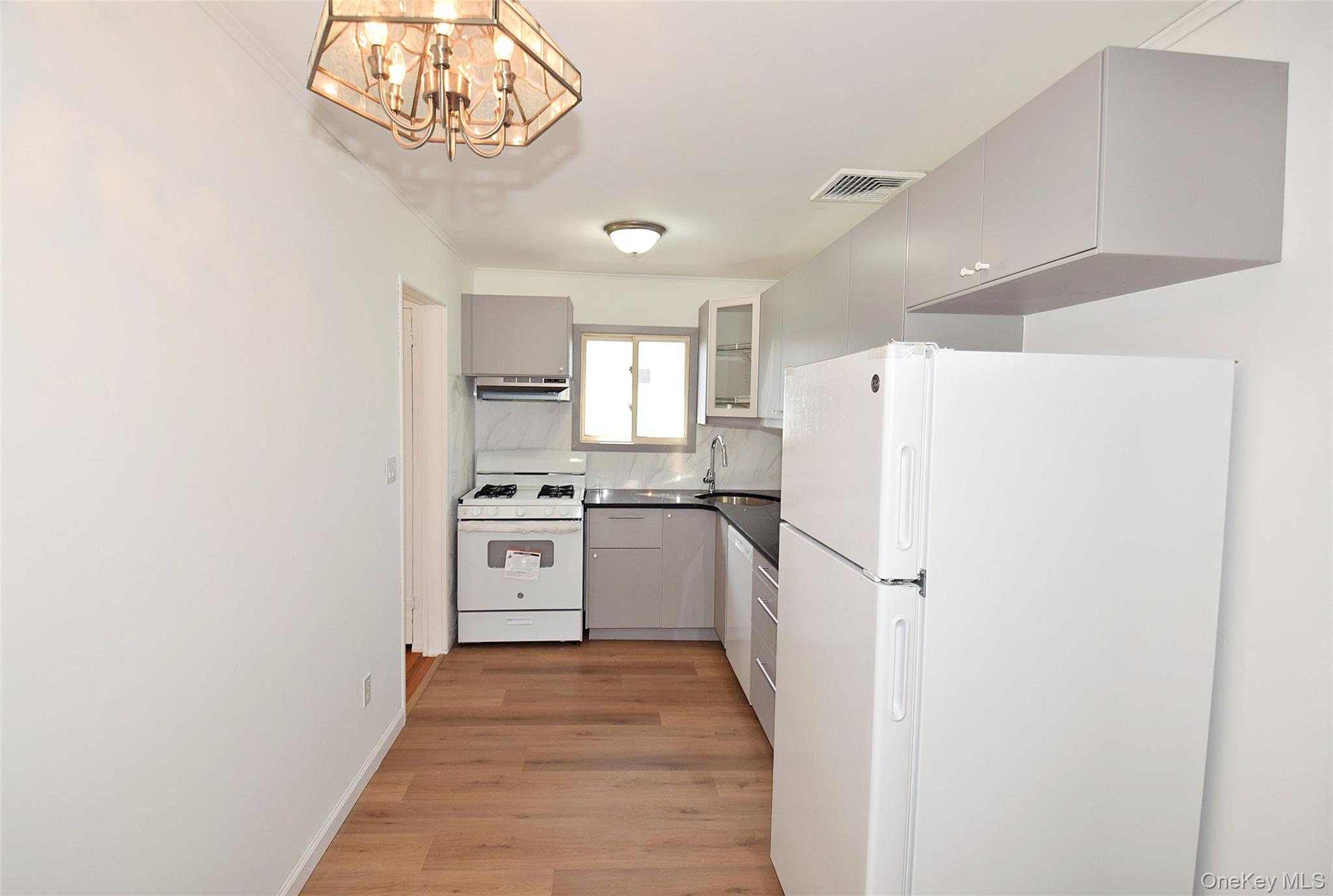 855 Surf Street Property Photo 8