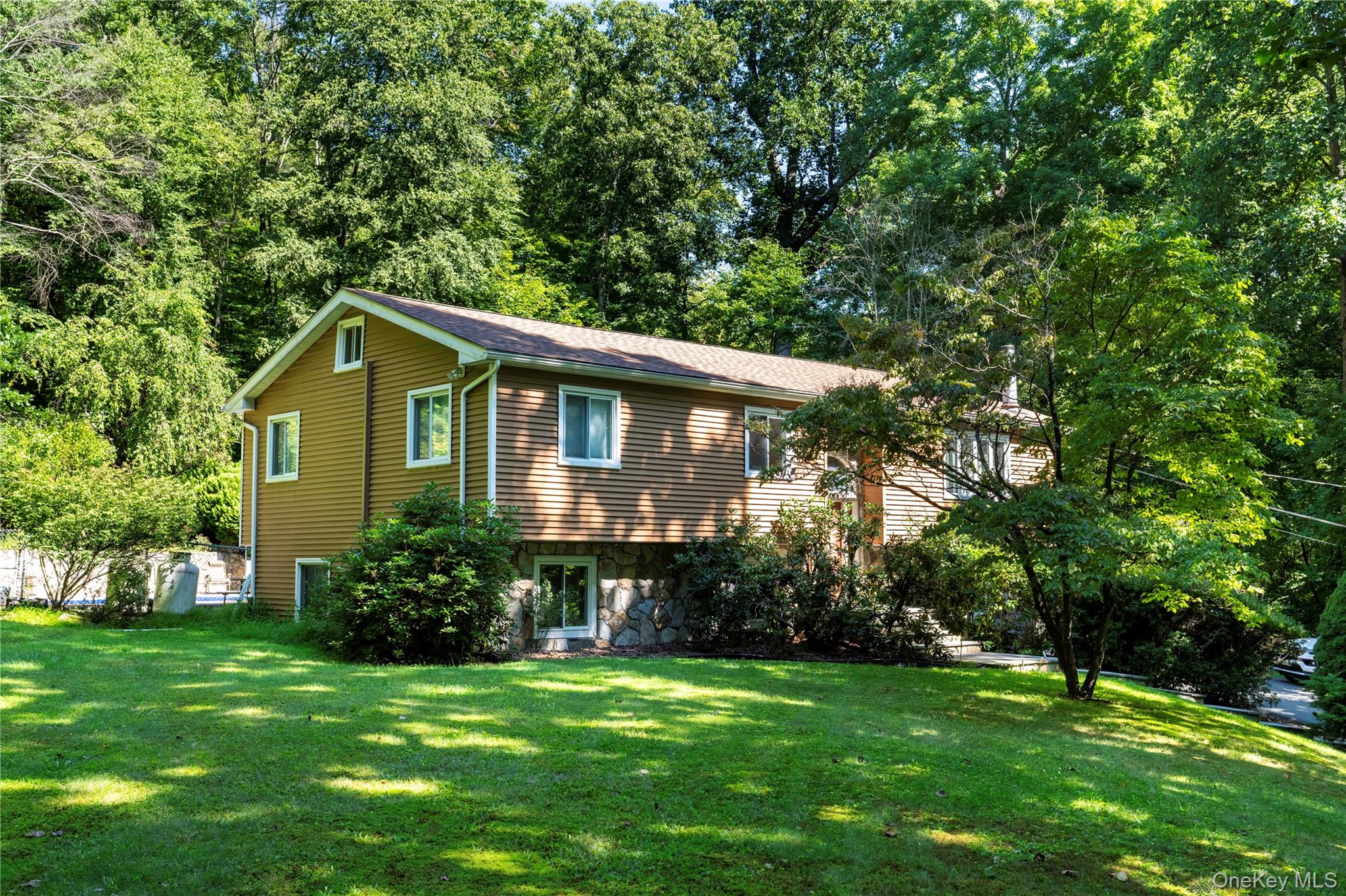 137 W Shore Drive Property Photo 1