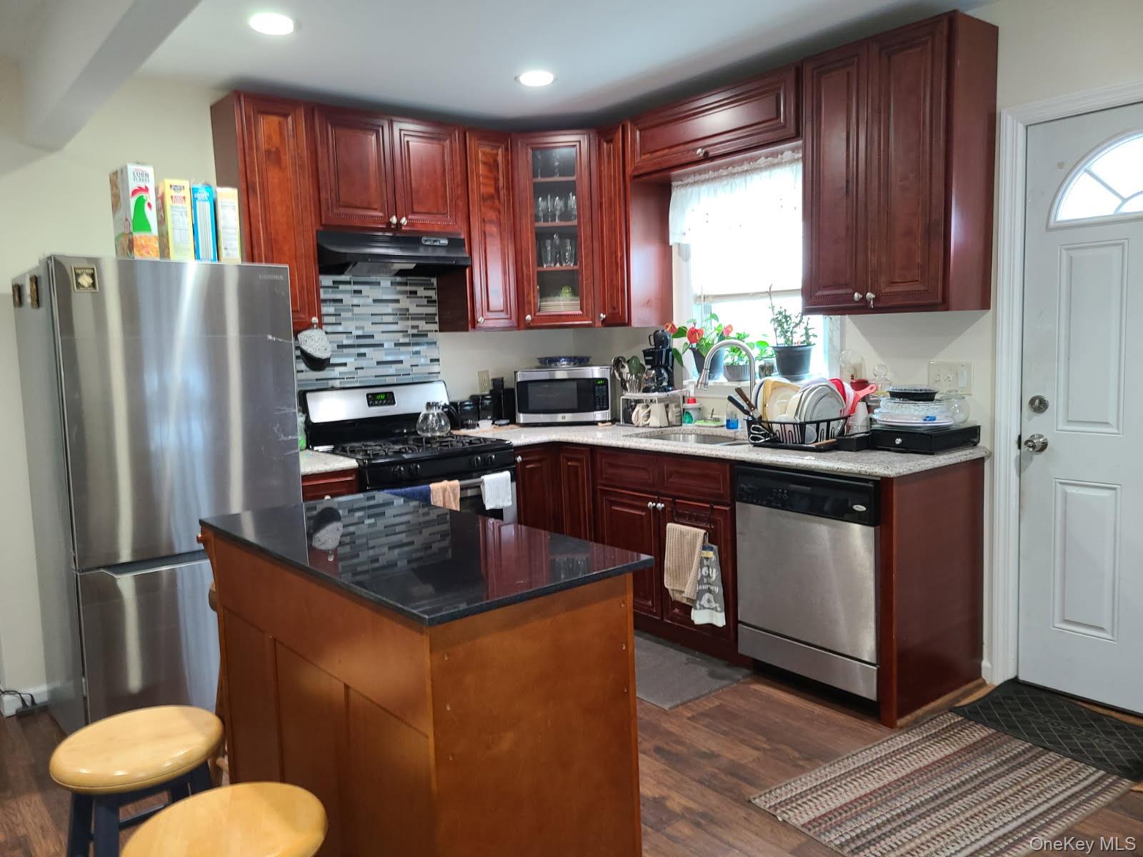 1043094 Property Photo 2