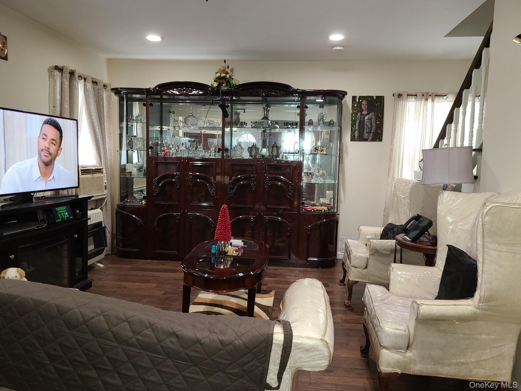 1043094 Property Photo 3