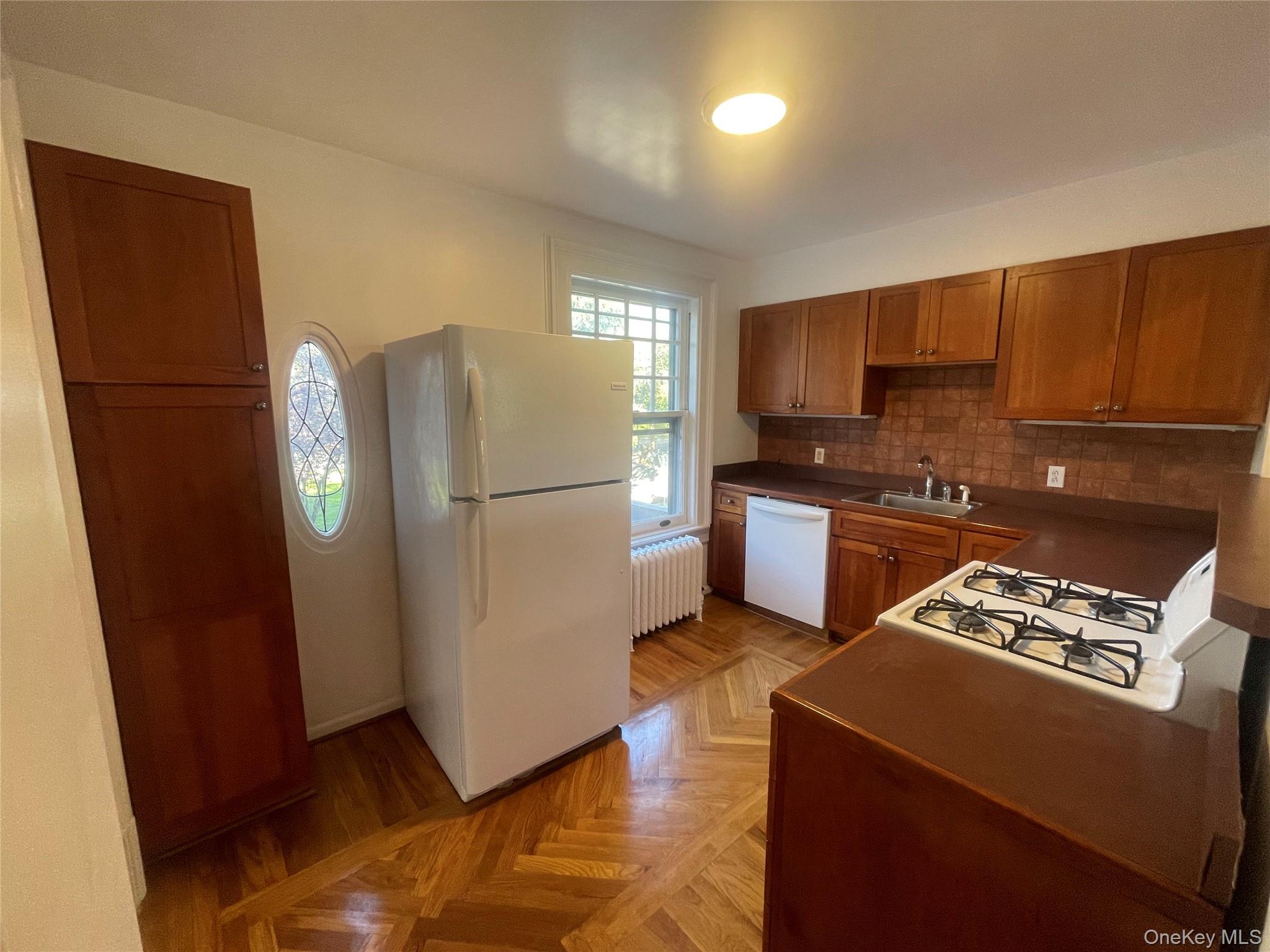 171 S Broadway 3 Property Photo 8