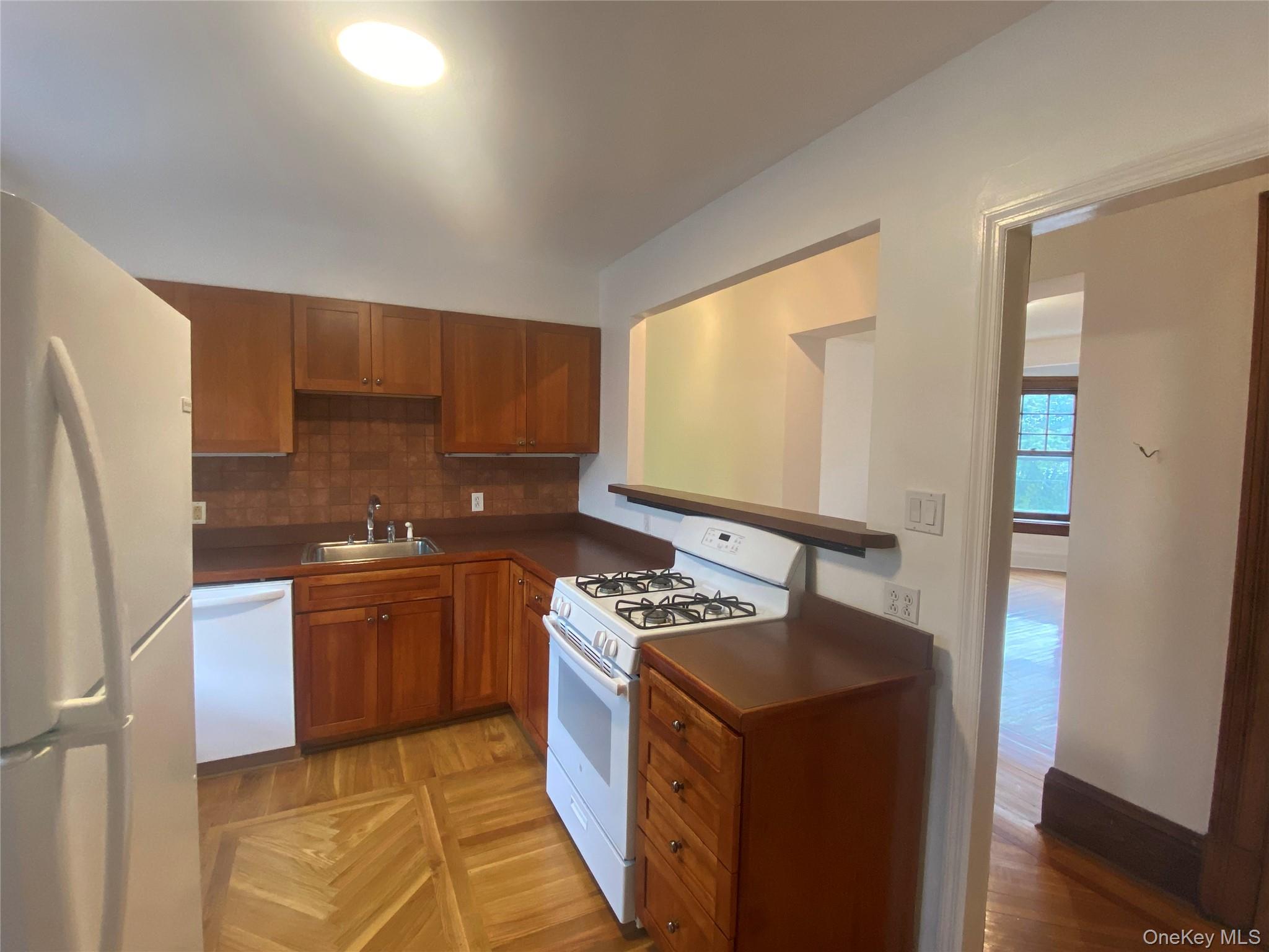 171 S Broadway 3 Property Photo 9