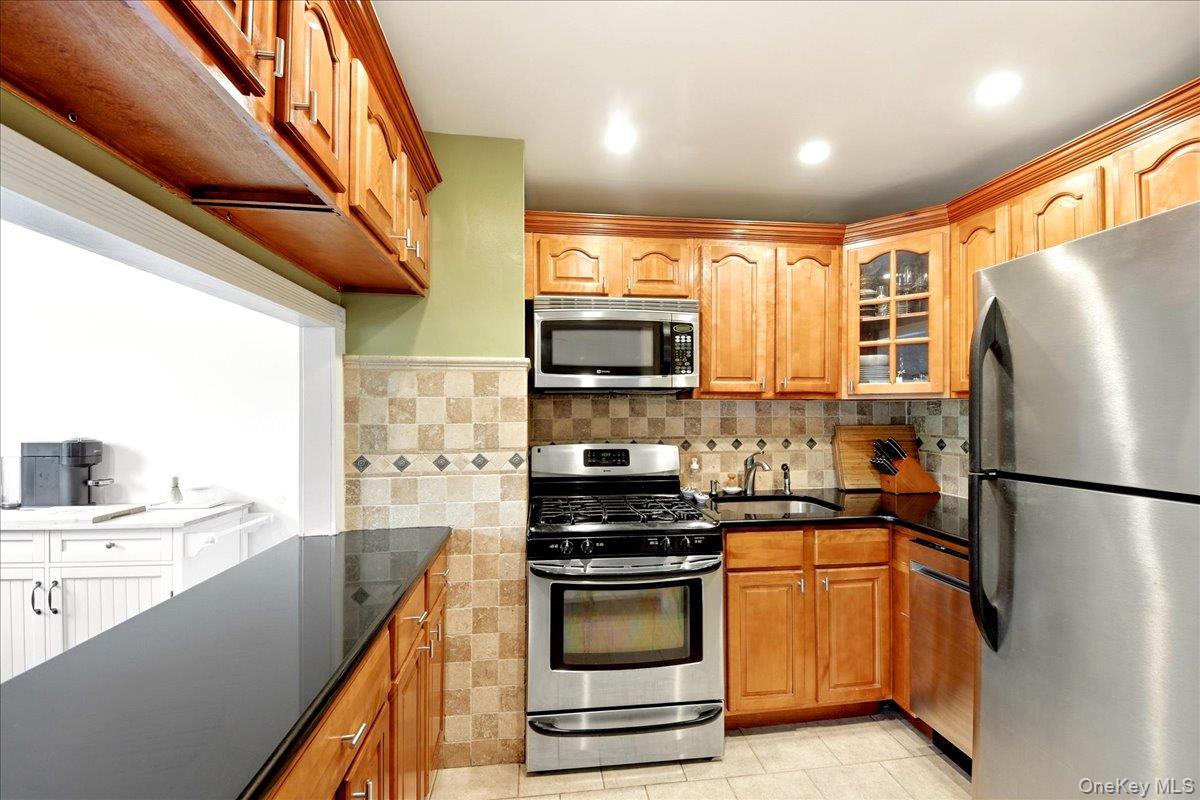 828 Pelhamdale Avenue 2p Property Photo 4