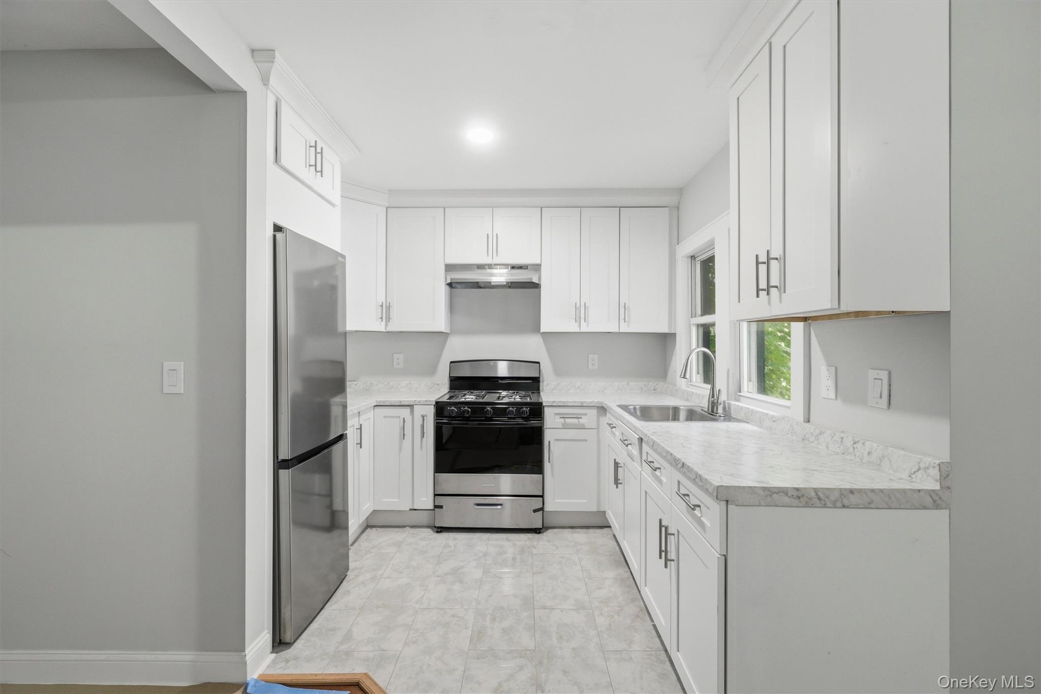 669 N Division Street Property Photo 12
