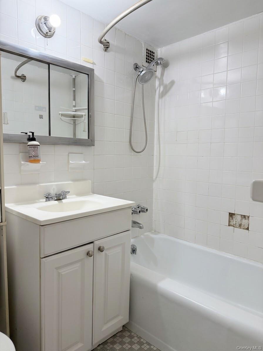 89-15 Parsons Blvd 4g Property Photo 2