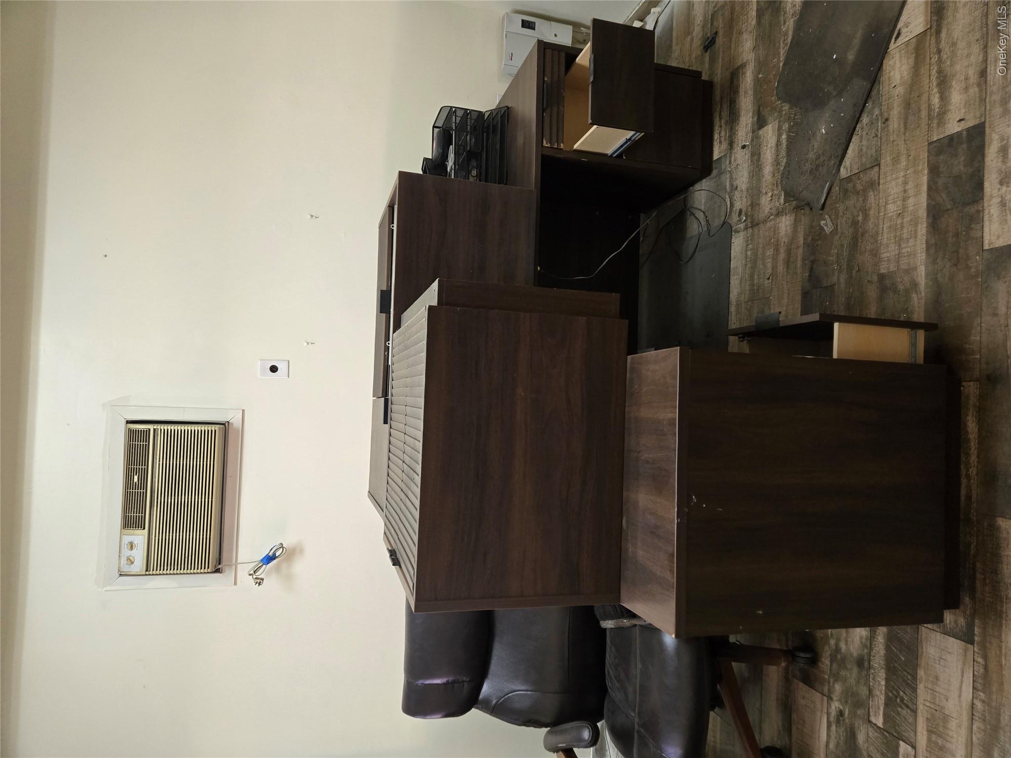 3958 Bronxwood Avenue Property Photo 3