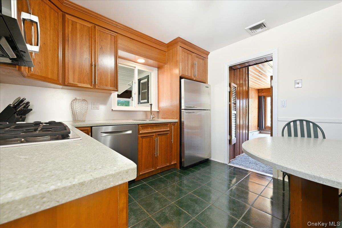 3695 Waverly Avenue Property Photo 10