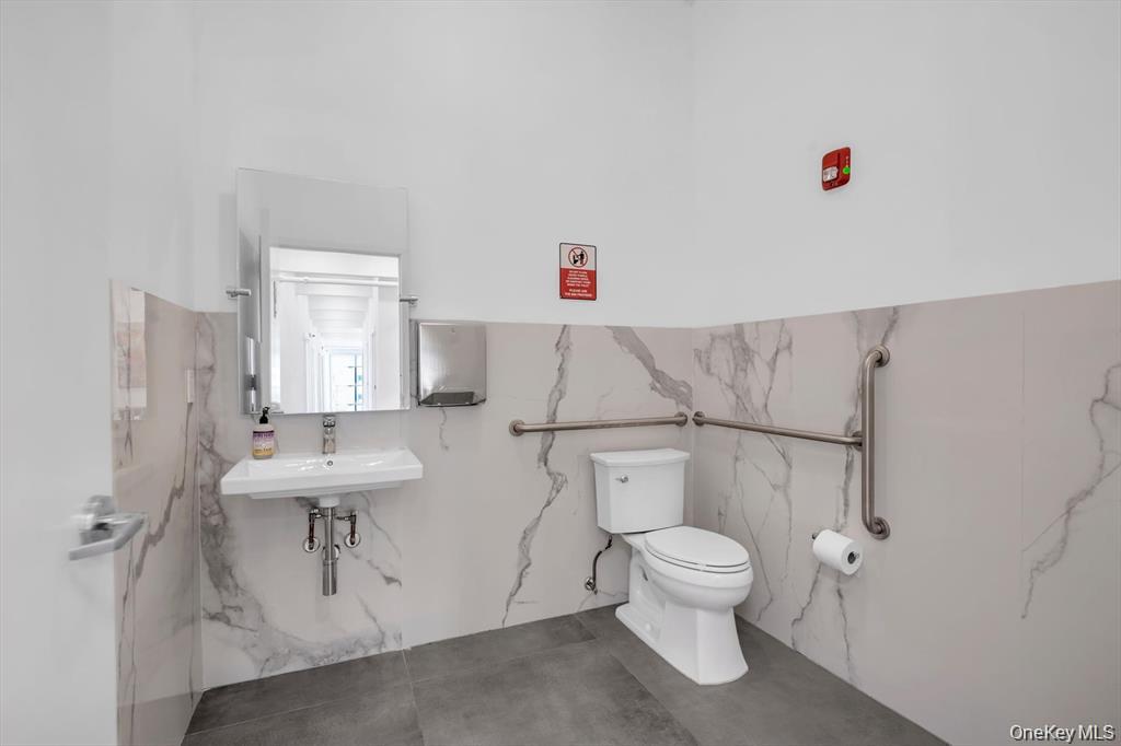 705 Middle Neck Rd. #307 Property Photo 16