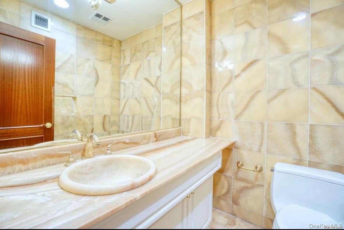 171 Great Neck Property Photo 3