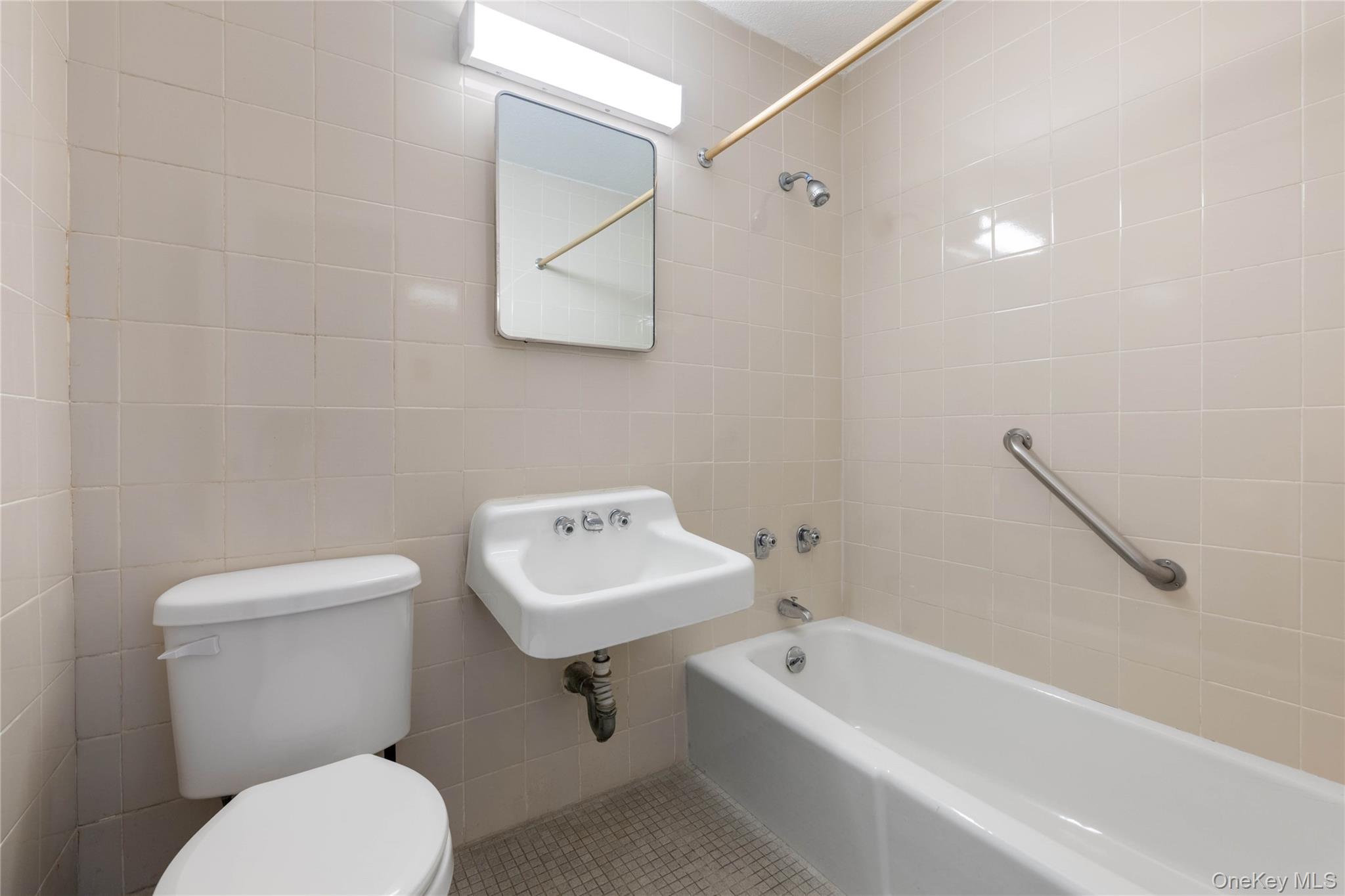 2550 Olinville Avenue 7e Property Photo 4