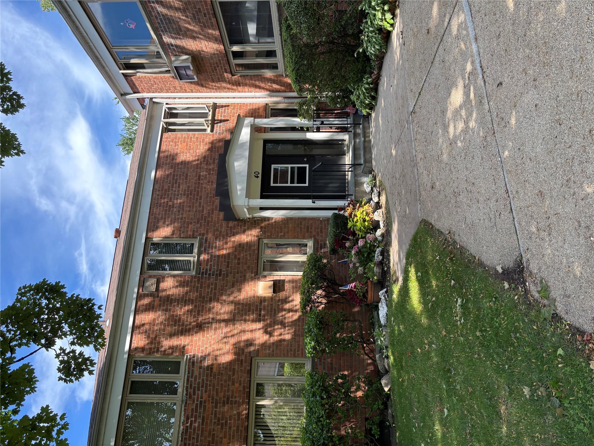 40 Lawrence Drive D Property Photo 4
