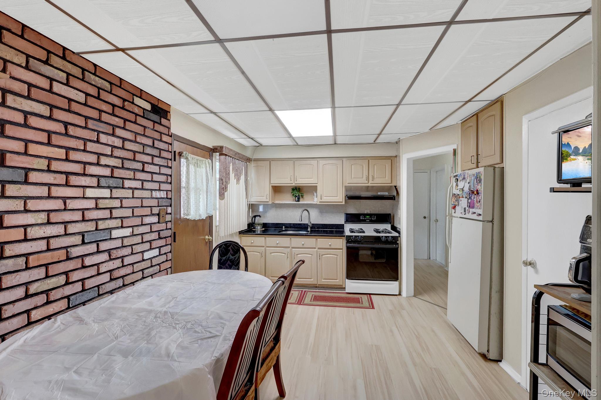 411 New Hyde Park Road Property Photo 19