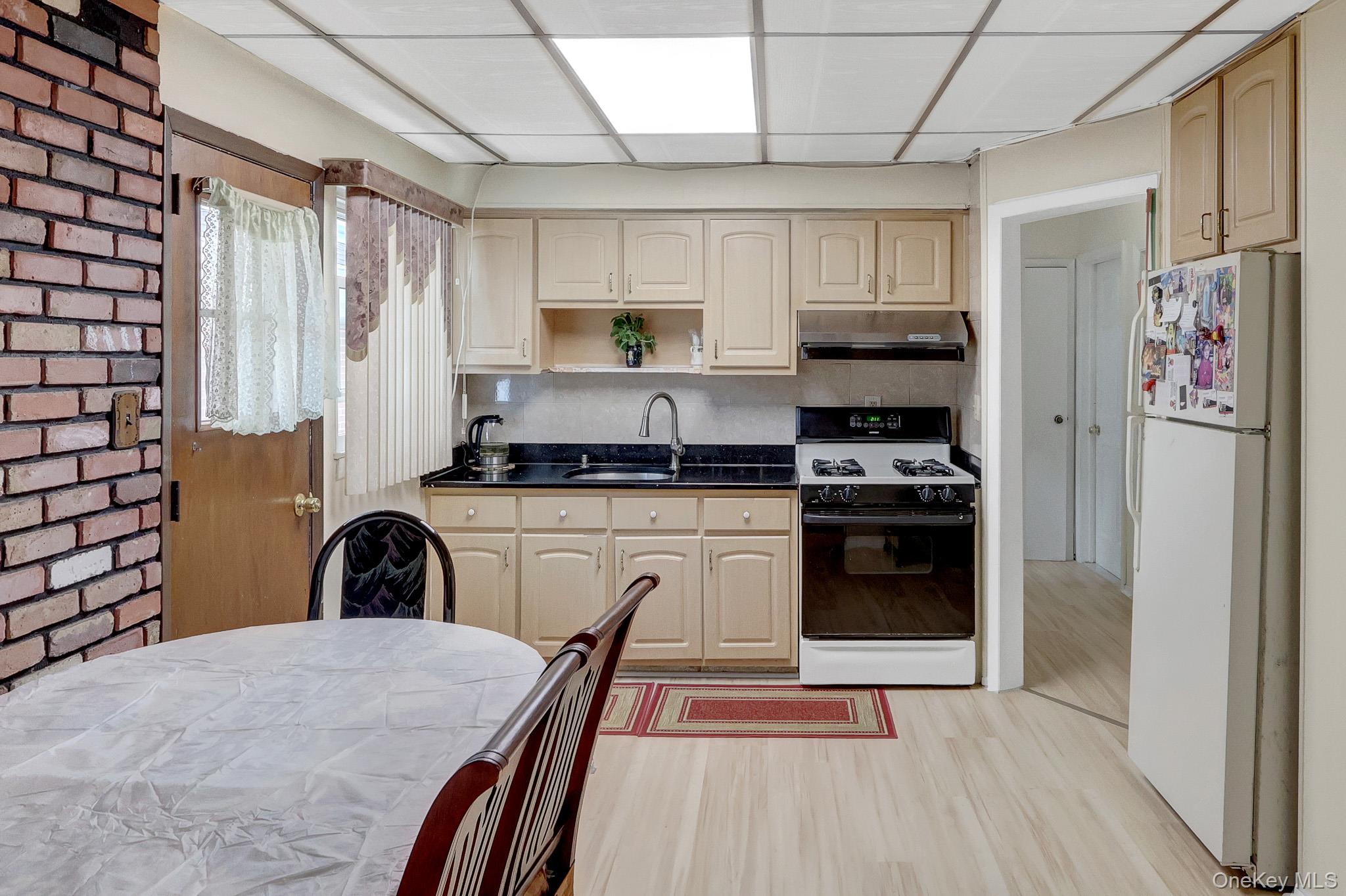 411 New Hyde Park Road Property Photo 20