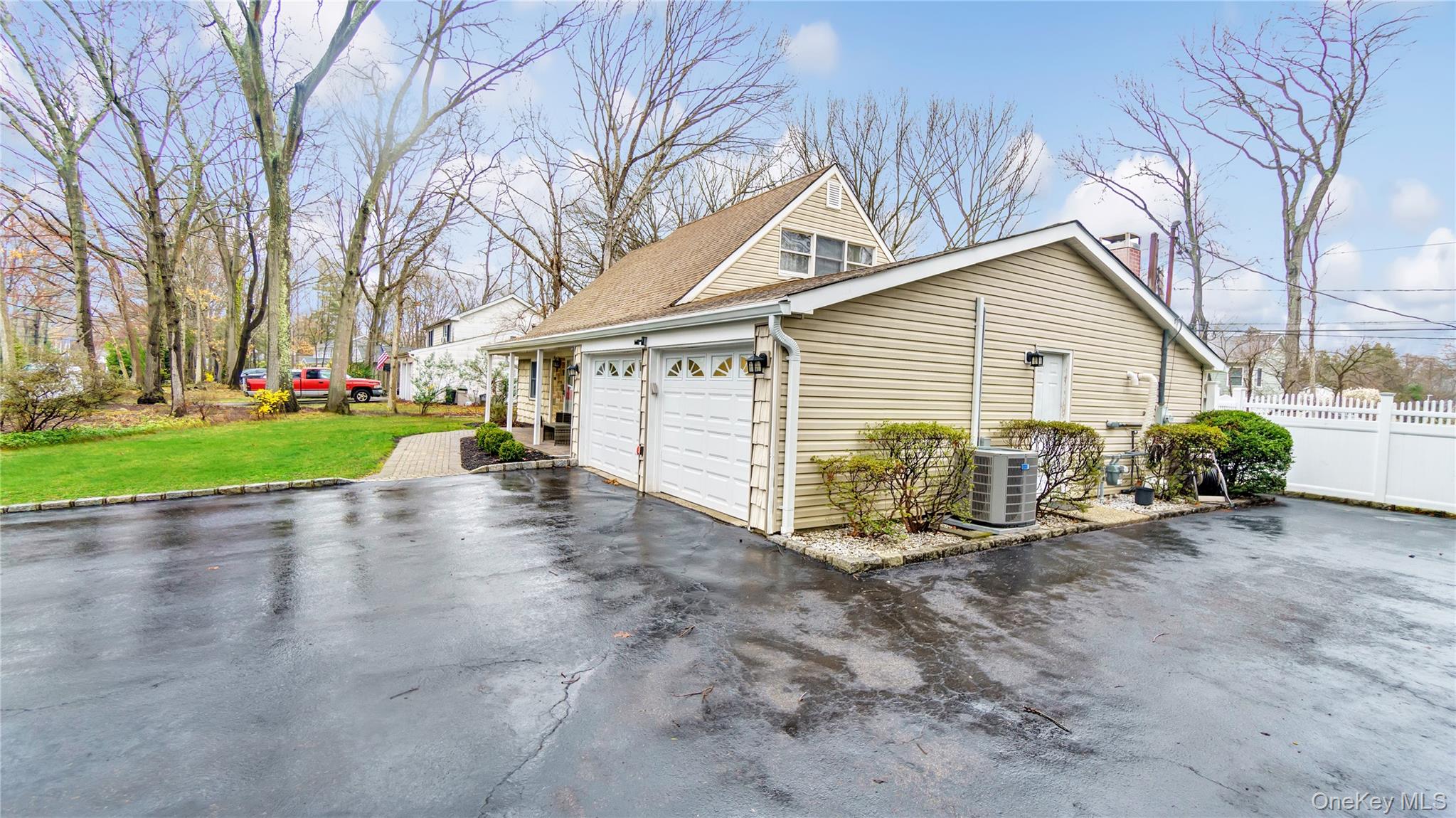 33 Spencer Lane Property Photo 4