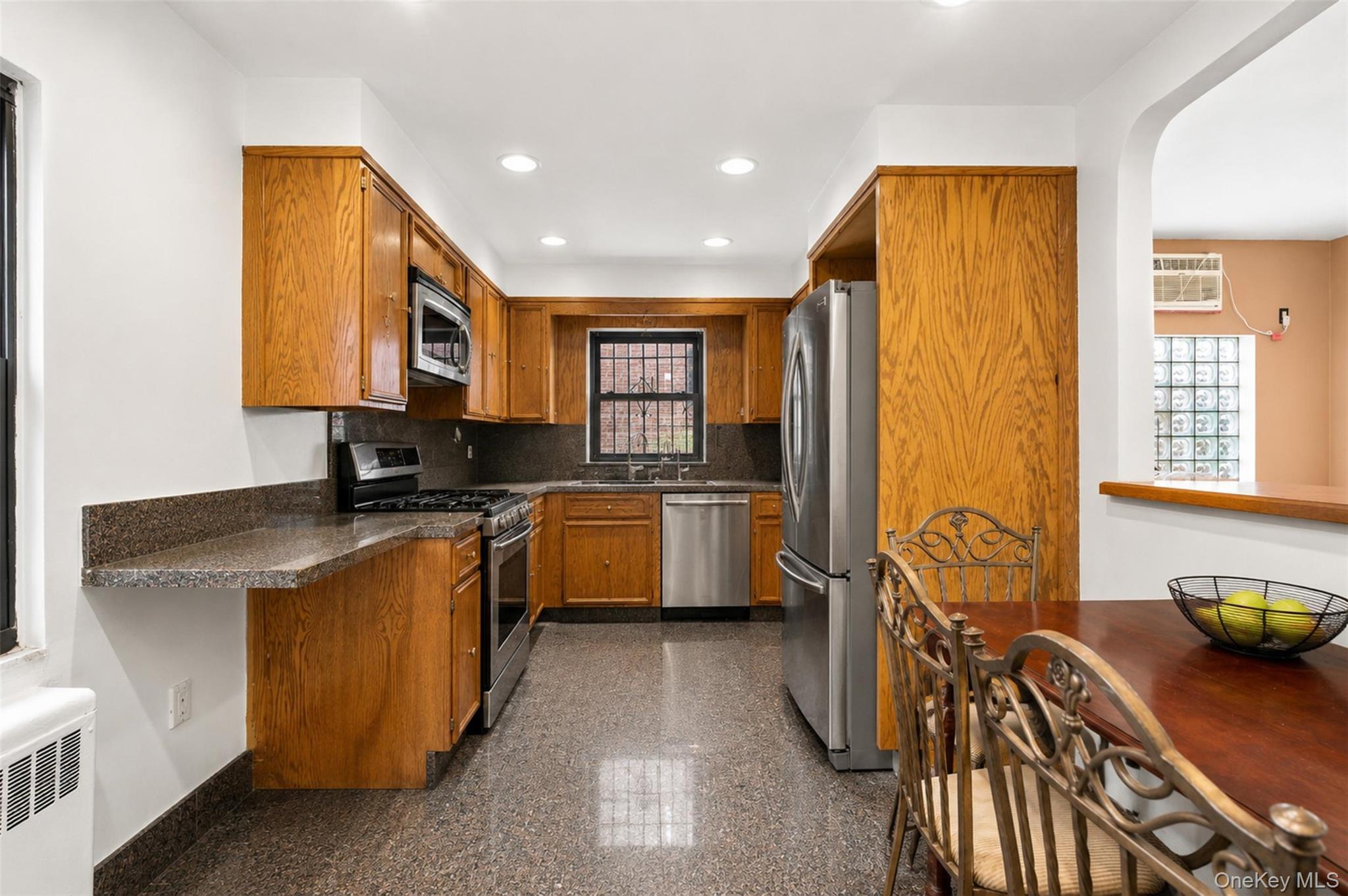 1176 Lydig Avenue Property Photo 6