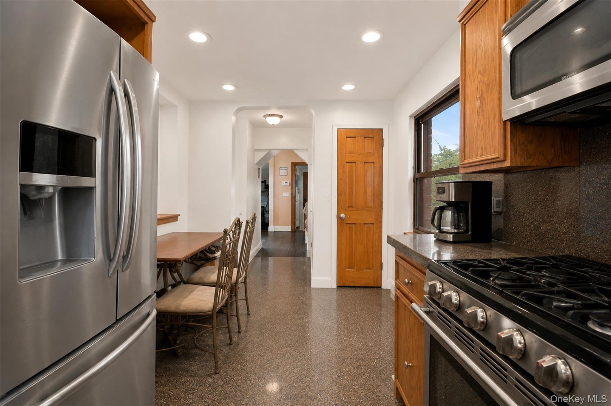 1176 Lydig Avenue Property Photo 8
