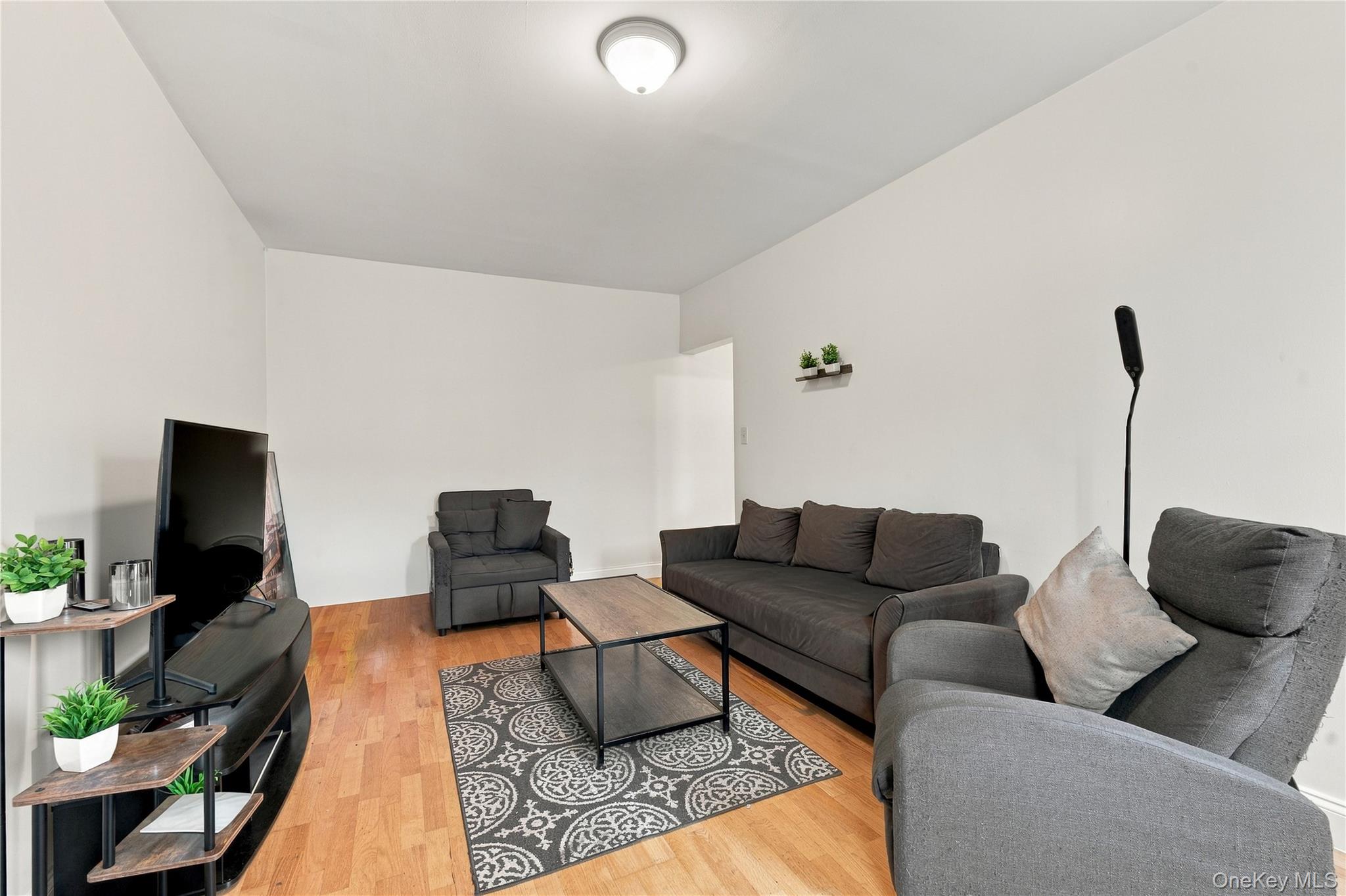 35-02 Ditmars Boulevard 2fl Property Photo 3