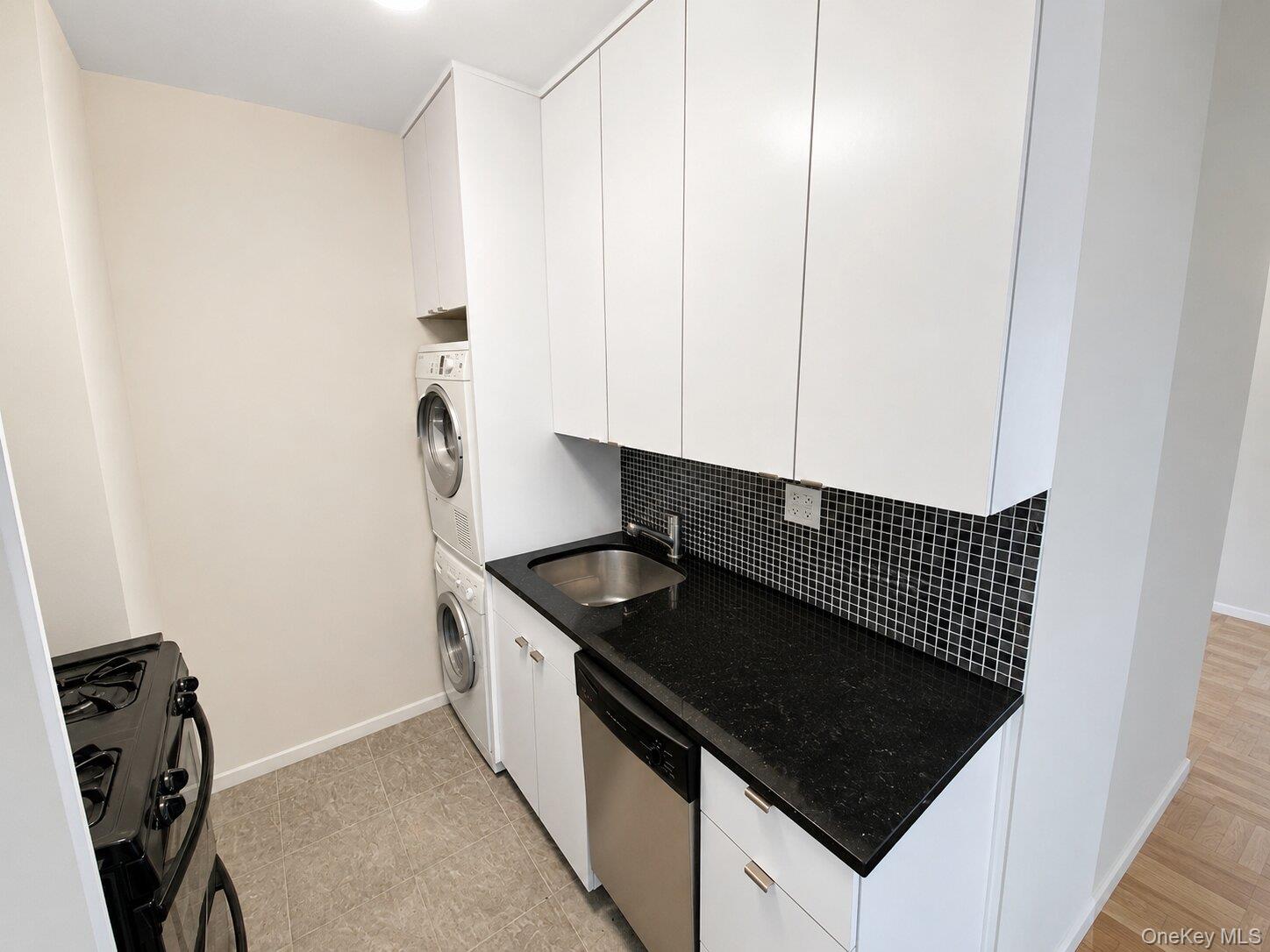27110 Grand Central Parkway 2u Property Photo 6