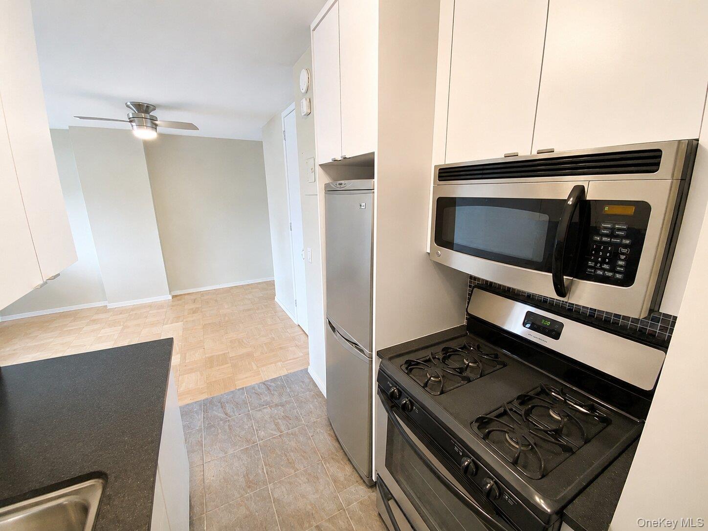 27110 Grand Central Parkway 2u Property Photo 7