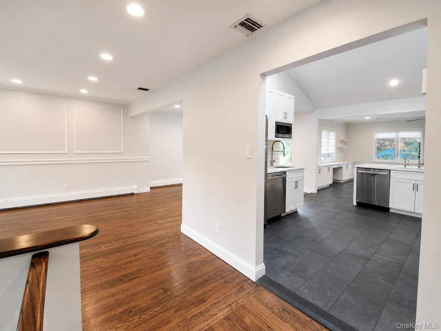 586 Harless Place Property Photo 4