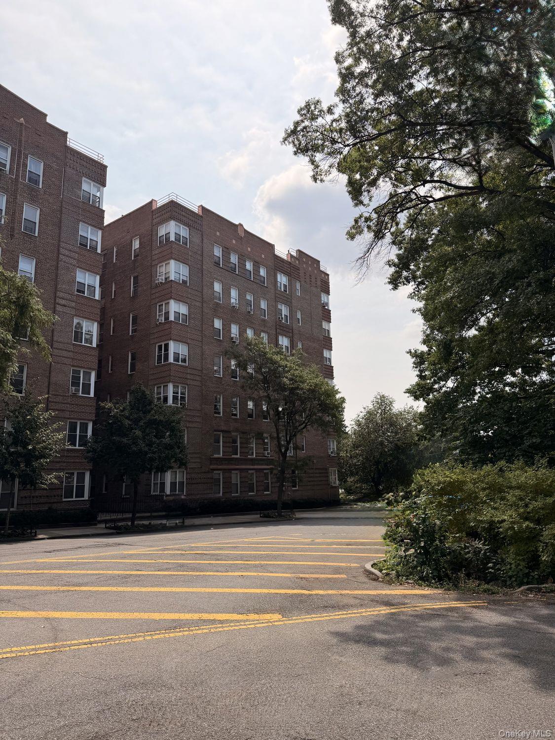 601 Pelham Parkway 108 Property Photo 28