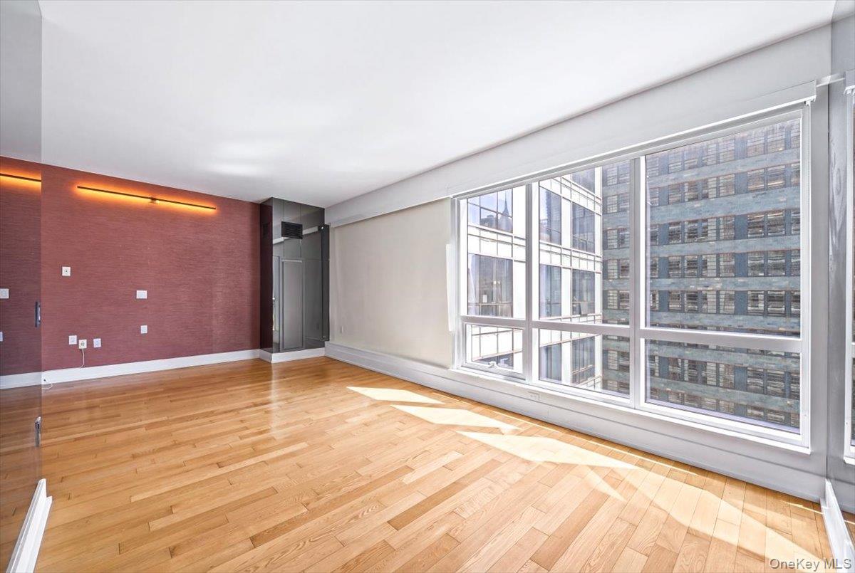 350 W 42nd Street 19i Property Photo 10