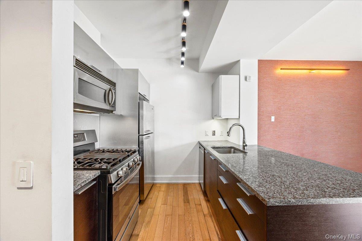 350 W 42nd Street 19i Property Photo 14