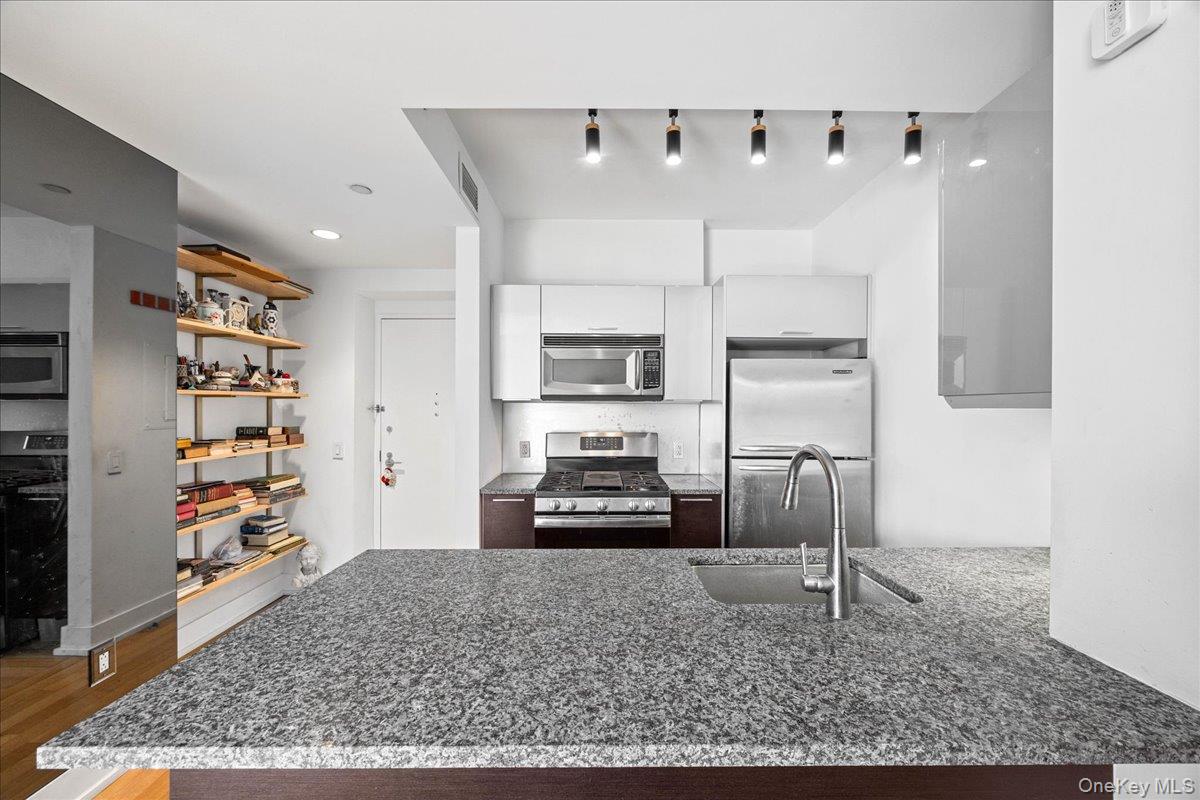 350 W 42nd Street 19i Property Photo 15