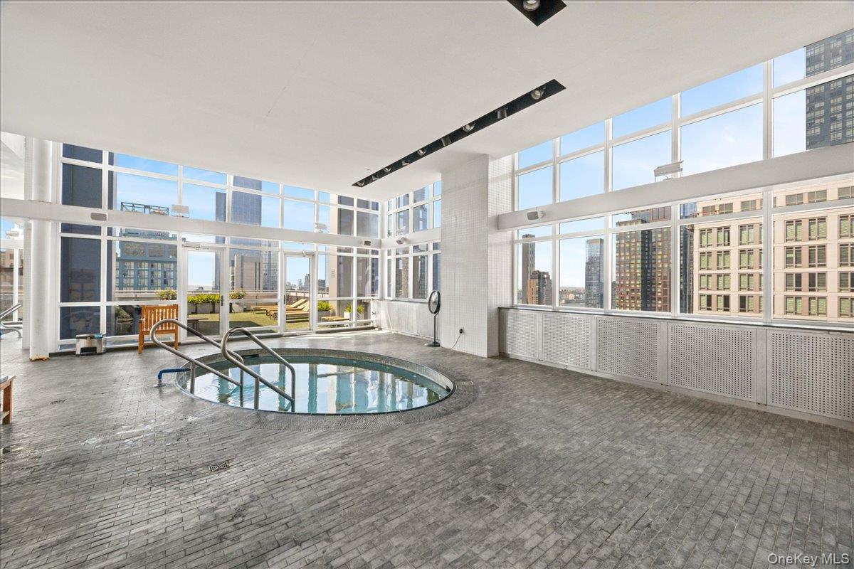 350 W 42nd Street 19i Property Photo 18