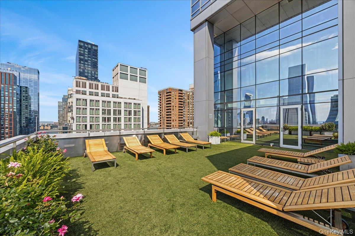 350 W 42nd Street 19i Property Photo 25