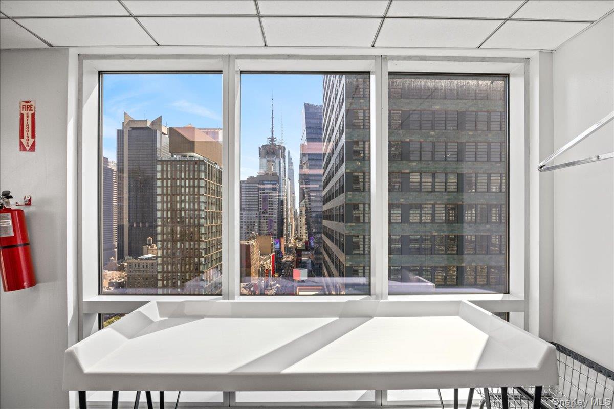 350 W 42nd Street 19i Property Photo 28