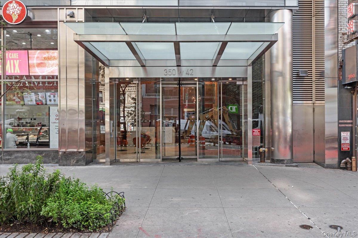 350 W 42nd Street 19i Property Photo 35