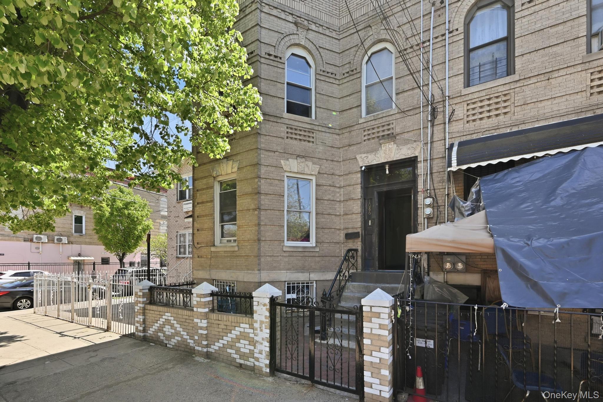 1086 Blake Avenue Property Photo 1