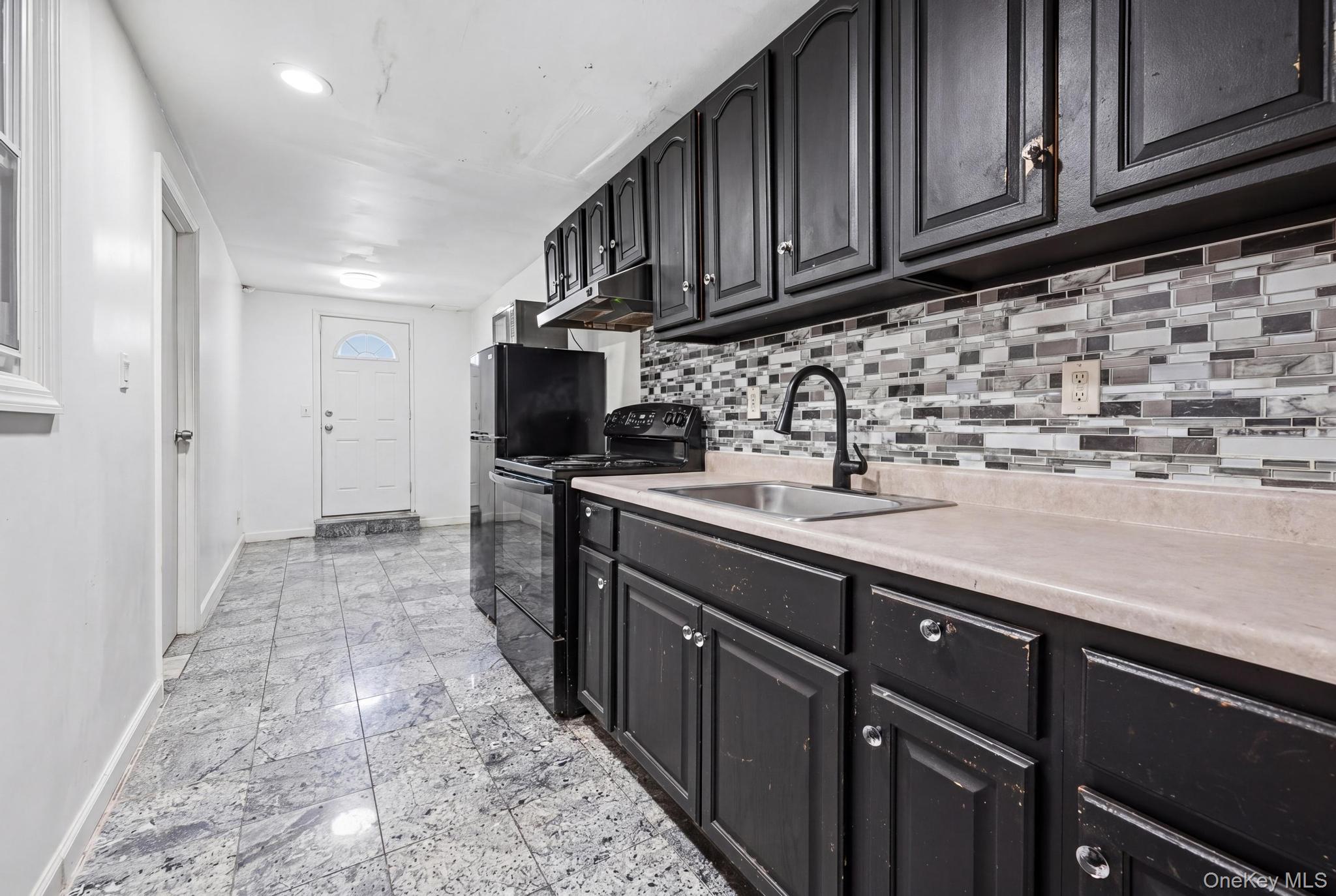 1086 Blake Avenue Property Photo 3