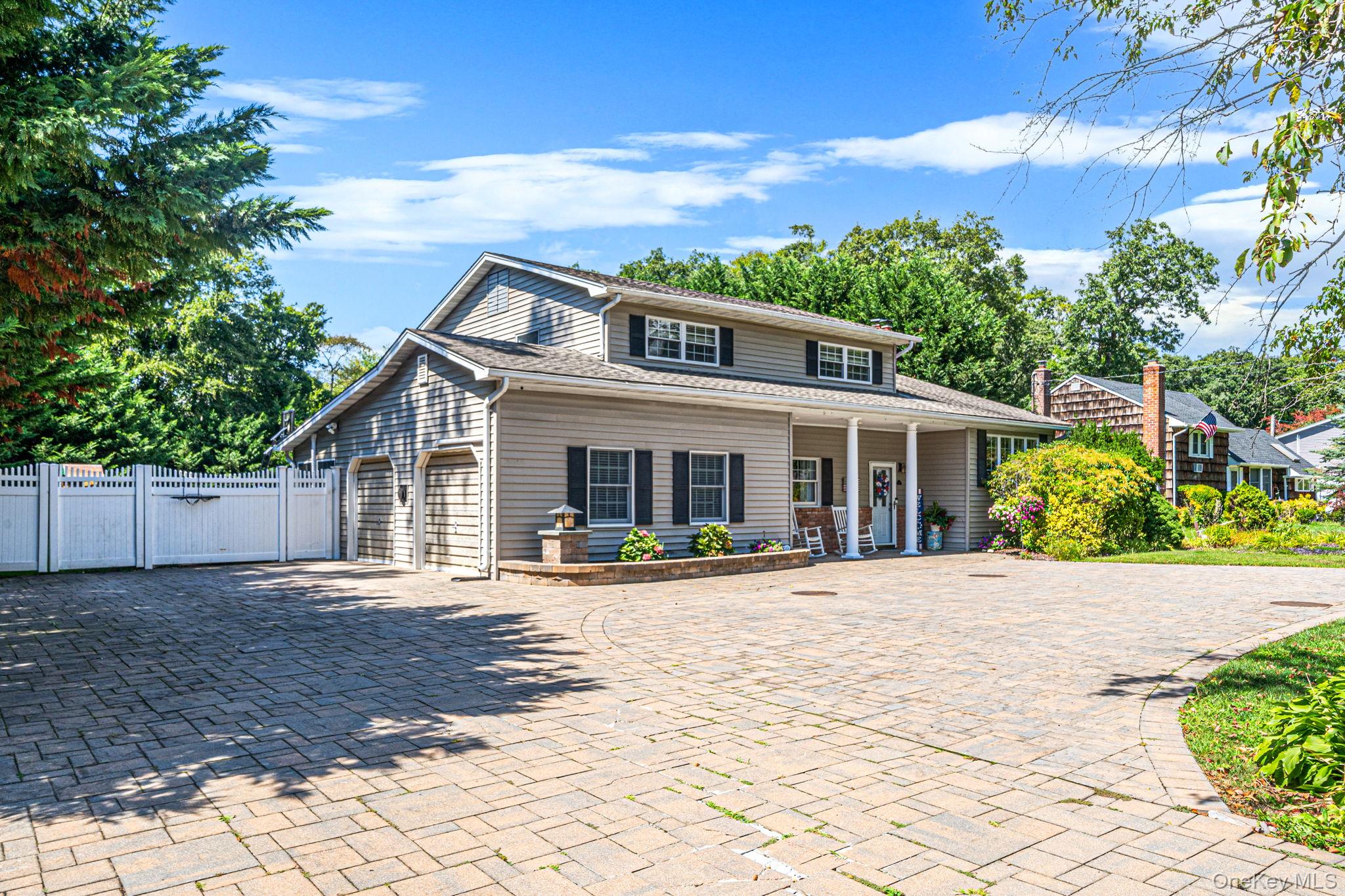 136 Vanderbilt Boulevard Property Photo 2