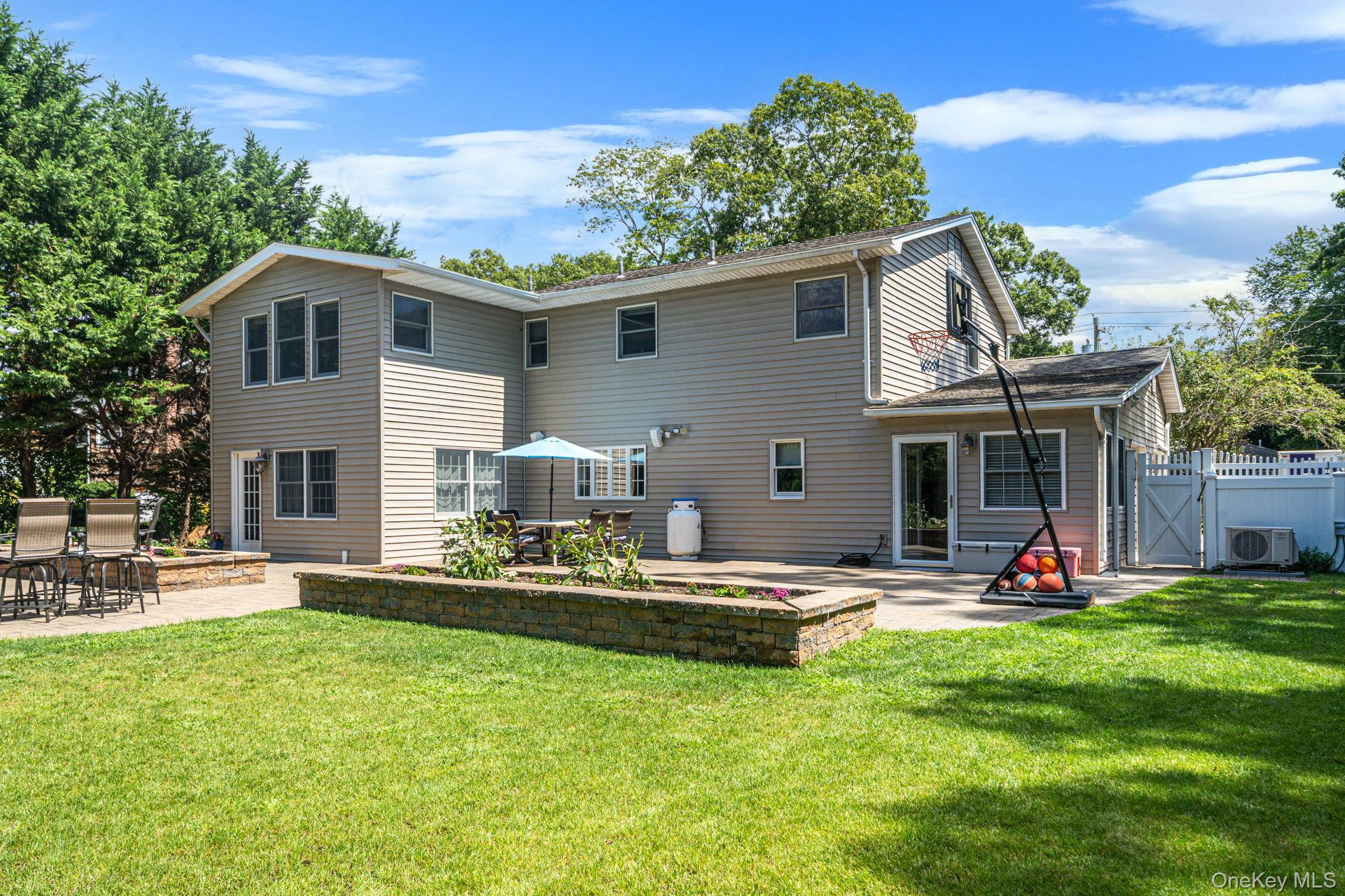 136 Vanderbilt Boulevard Property Photo 13