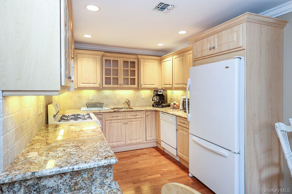 1039 Savoy Drive Property Photo 5