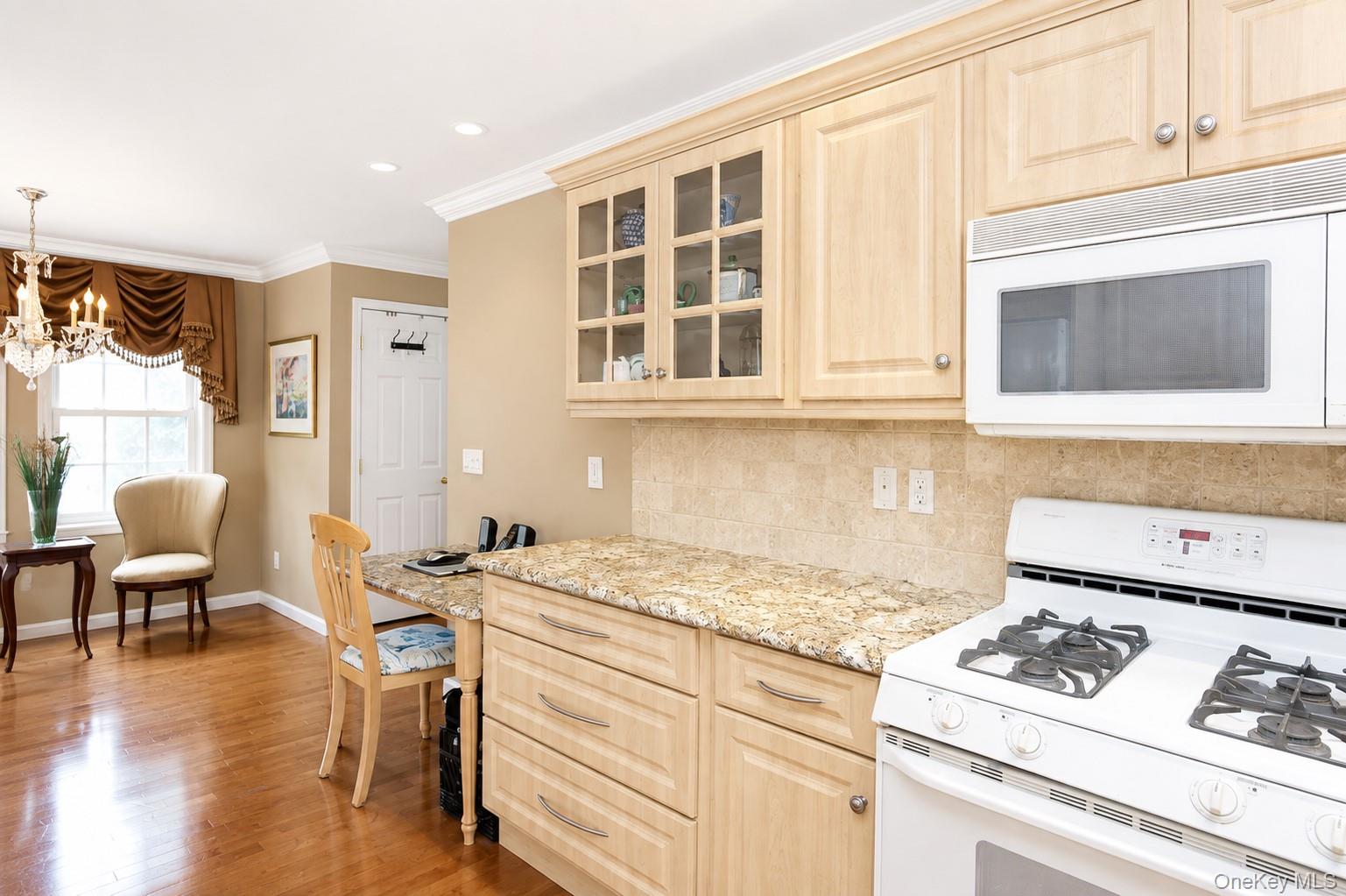 1039 Savoy Drive Property Photo 6