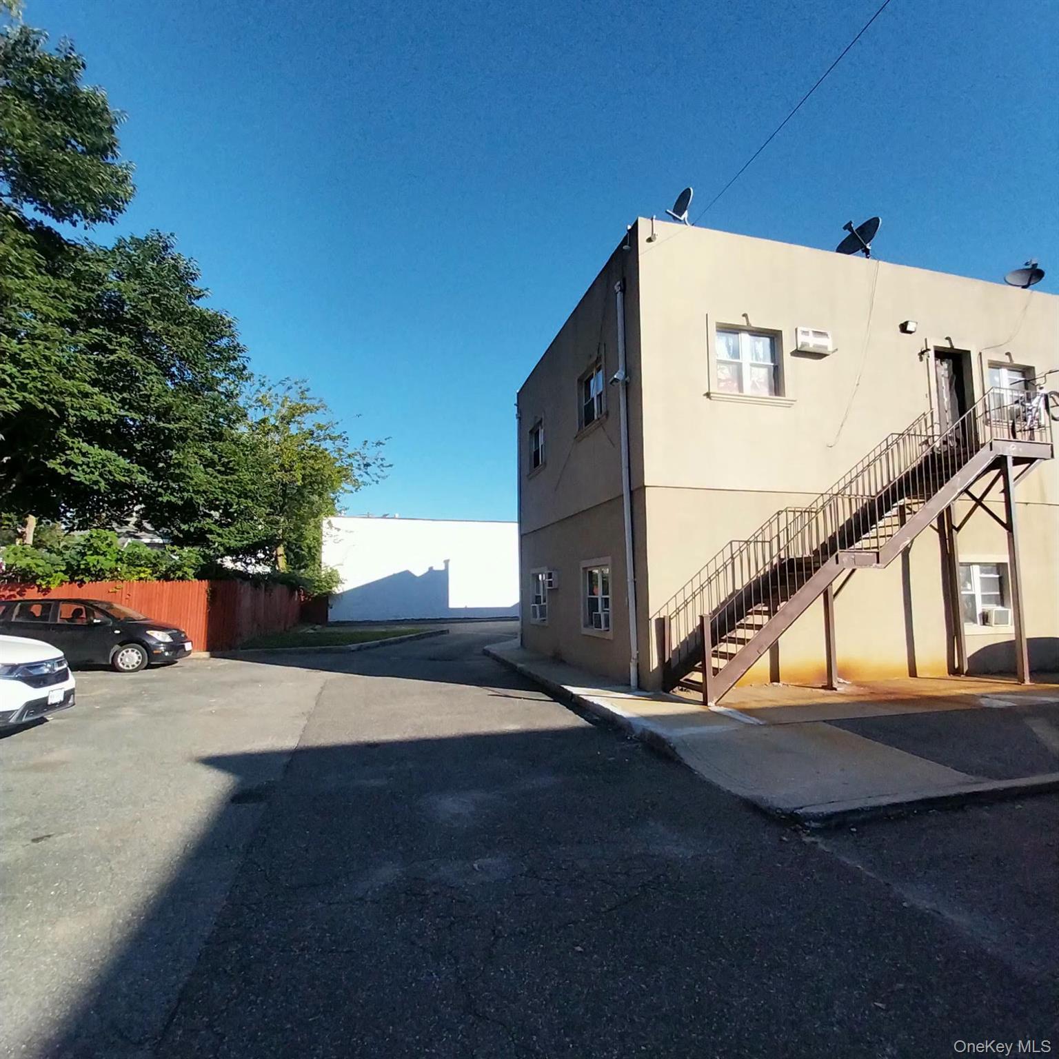 884 Nassau B Property Photo 3