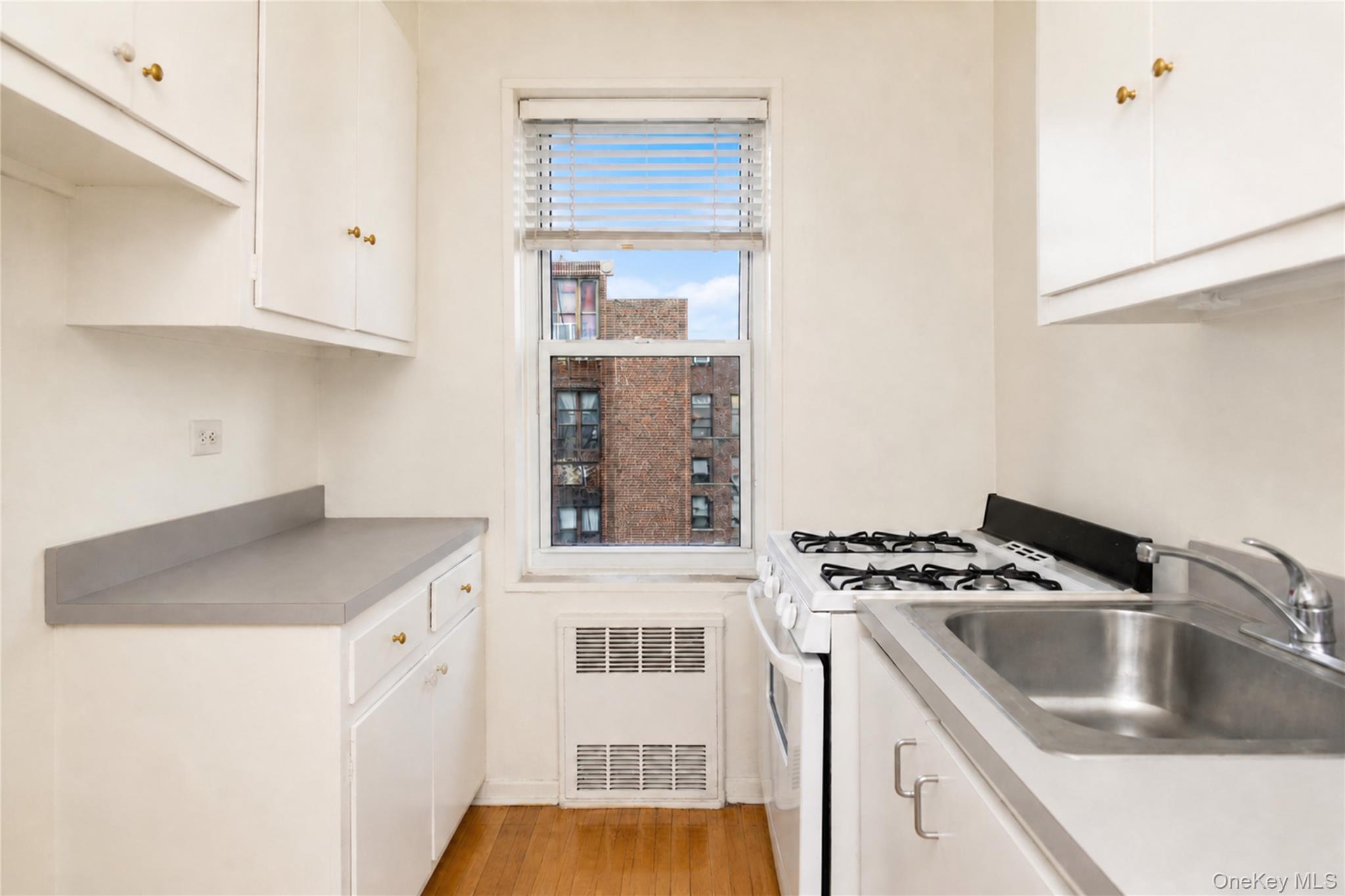 4240 Bowne Street 4d Property Photo 4
