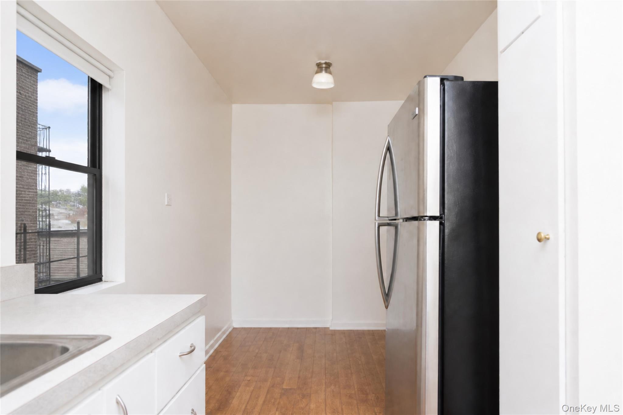 4240 Bowne Street 4d Property Photo 5