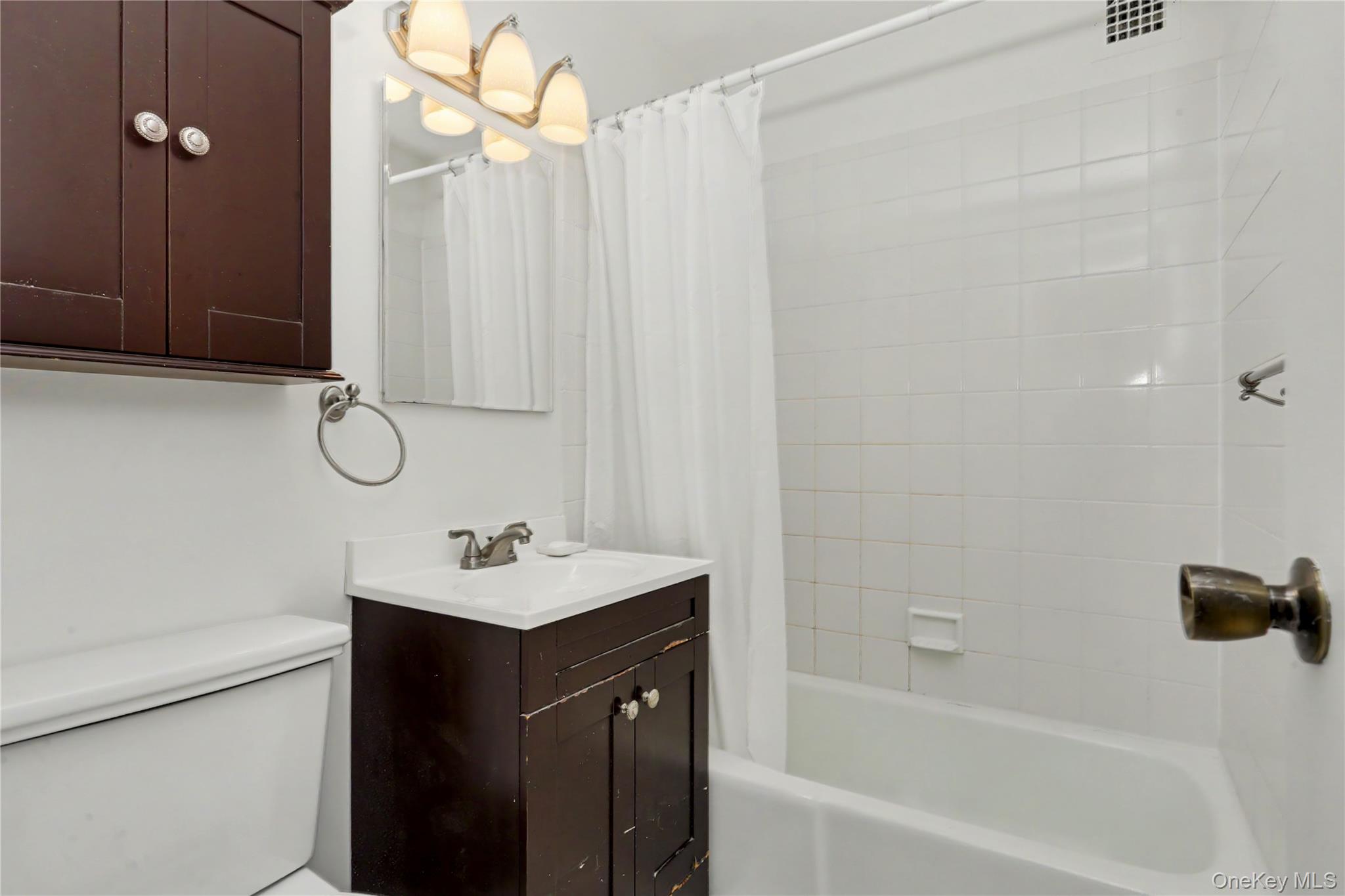 60 Barker 323 Property Photo 6