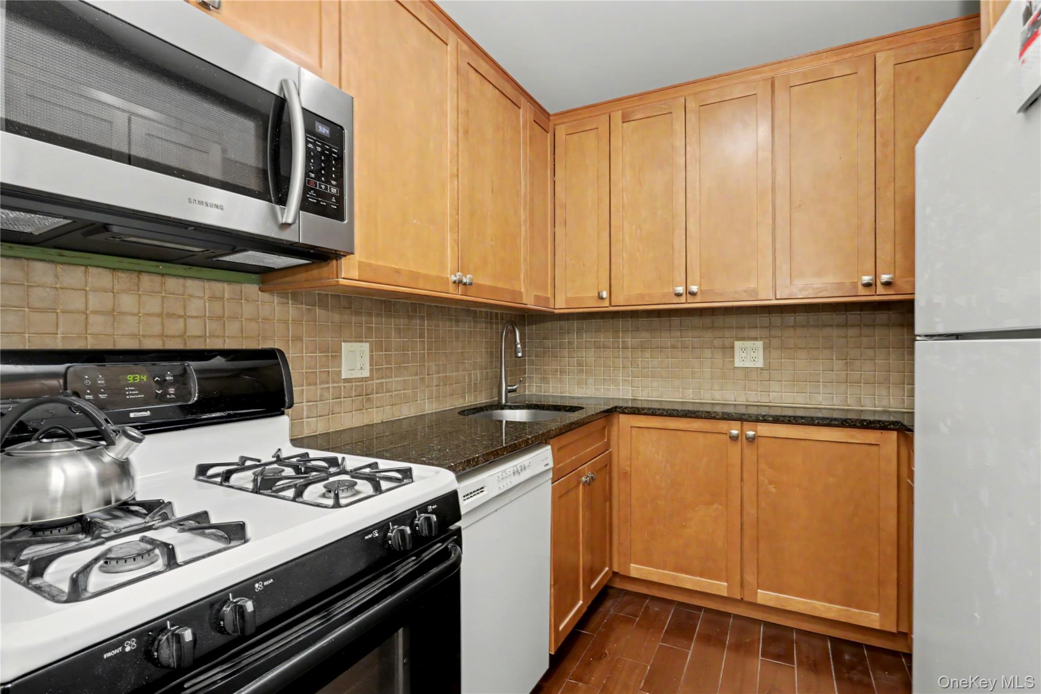 60 Barker 323 Property Photo 9