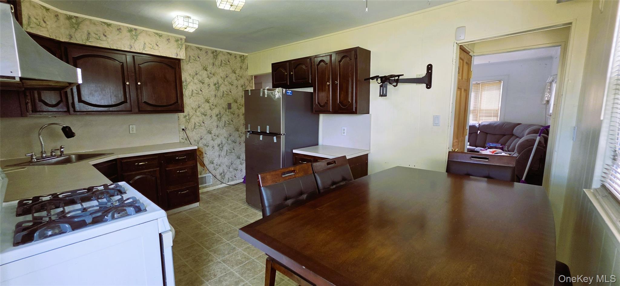 12 Robert Street Property Photo 6