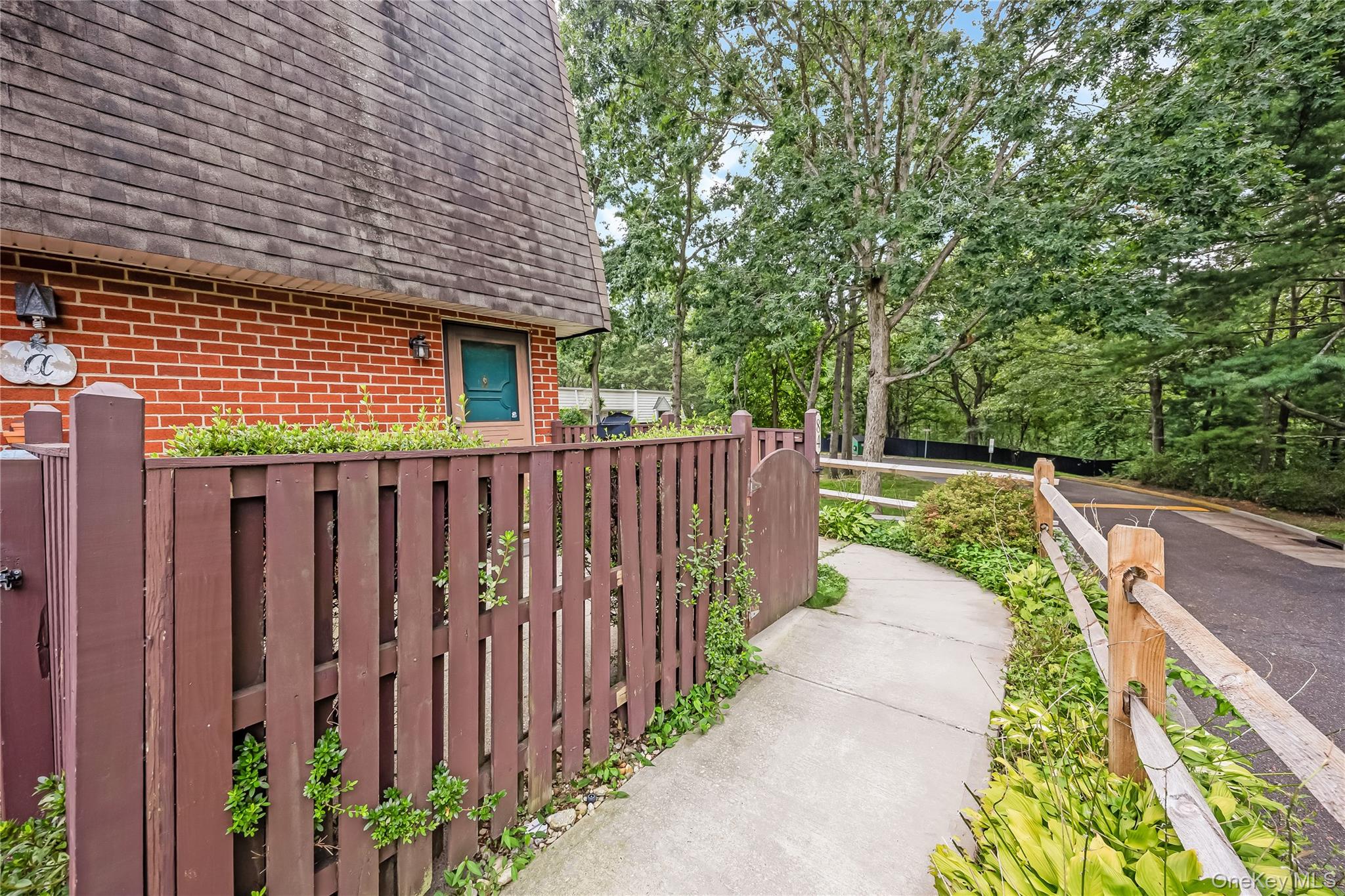 84 Glen Hollow Drive Property Photo 3