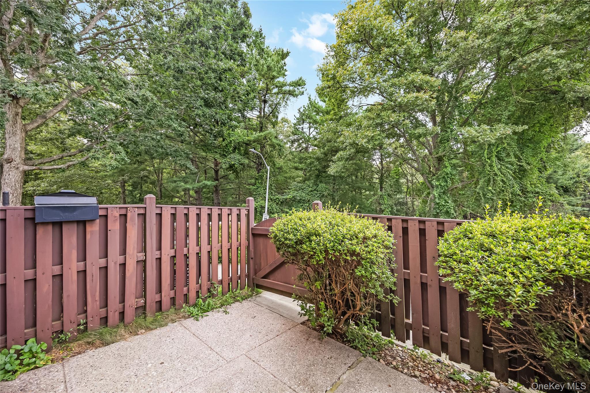 84 Glen Hollow Drive Property Photo 4